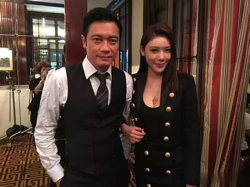 他成名後拋陪伴「28年」糟糠之妻,迎娶小12歲的美嬌妻!前妻心寒卻表示:「不怪他!」