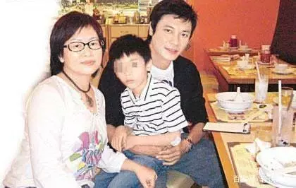 他成名後拋陪伴「28年」糟糠之妻,迎娶小12歲的美嬌妻!前妻心寒卻表示:「不怪他!」