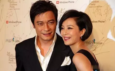 他成名後拋陪伴「28年」糟糠之妻,迎娶小12歲的美嬌妻!前妻心寒卻表示:「不怪他!」