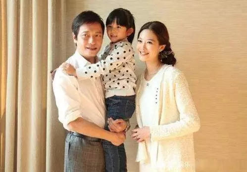 他成名後拋陪伴「28年」糟糠之妻,迎娶小12歲的美嬌妻!前妻心寒卻表示:「不怪他!」