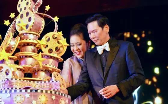 陳嵐凌晨2個小時「連續」發8條動態,乾兒子蕭敬騰視頻為向華強慶生!
