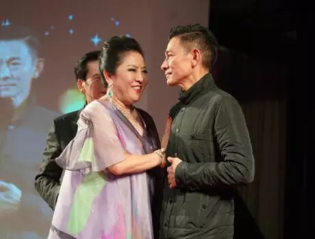 陳嵐凌晨2個小時「連續」發8條動態,乾兒子蕭敬騰視頻為向華強慶生!
