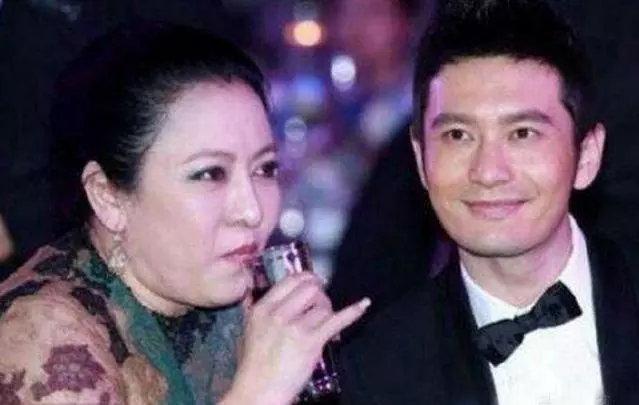 陳嵐凌晨2個小時「連續」發8條動態,乾兒子蕭敬騰視頻為向華強慶生!