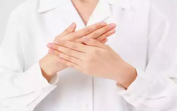 手指發麻的人一定要注意,可能是「血液淤堵」或者「中風前兆」,教你3種按摩法救命