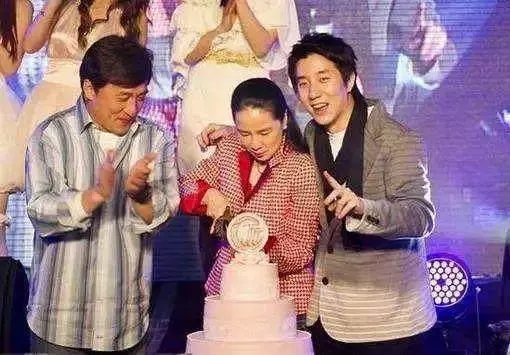 成龍為何不肯與小龍女相認?林鳳嬌的采訪中透露真實原因!