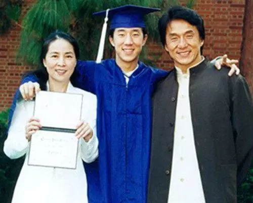 成龍為何不肯與小龍女相認?林鳳嬌的采訪中透露真實原因!