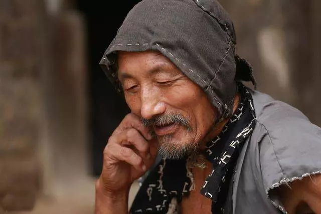 老人發財後假扮乞丐回家探親,兄弟不讓進門,糟糠之妻卻等他多年!