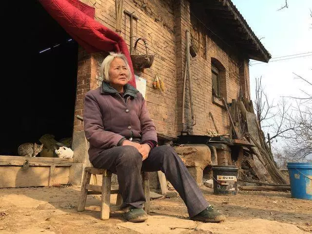 老人發財後假扮乞丐回家探親,兄弟不讓進門,糟糠之妻卻等他多年!