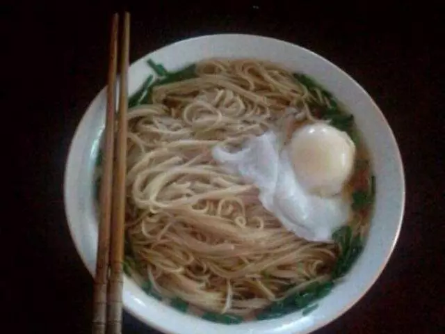 老人發財後假扮乞丐回家探親,兄弟不讓進門,糟糠之妻卻等他多年!