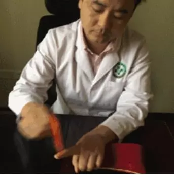 一次打通「6條經絡」!老中醫神技「刮手指」保健法,肩痛、咳嗽、胸悶自動消失