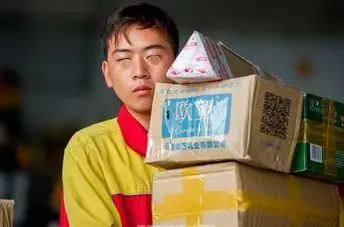 兒子郵回一皮襖,父親捨不得穿,天冷時拿出來打油,摸摸口袋傻住