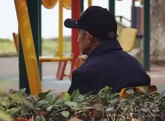 兒子郵回一皮襖,父親捨不得穿,天冷時拿出來打油,摸摸口袋傻住