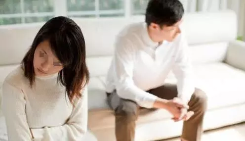 小叔因錢鬧離婚,婆婆讓我給五萬,我笑著送過去,小叔悲劇了