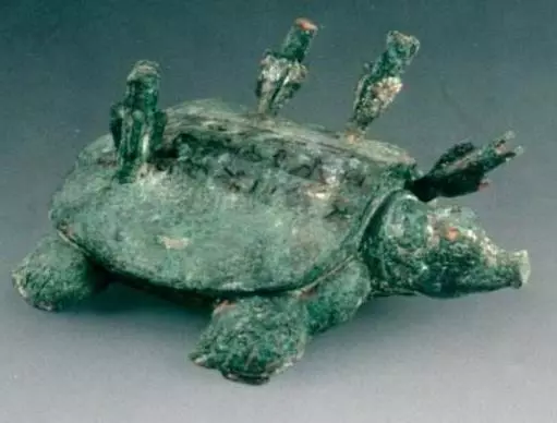 老農釣魚時釣出「一隻烏龜」,背部還插著幾根箭,專家鑒定:價值連城!