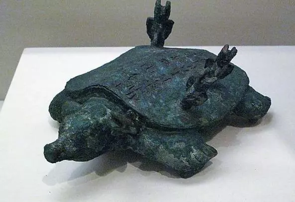 老農釣魚時釣出「一隻烏龜」,背部還插著幾根箭,專家鑒定:價值連城!