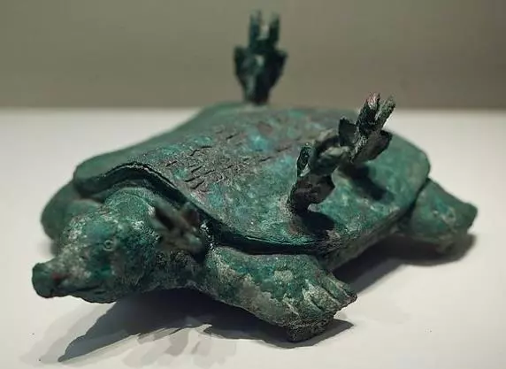 老農釣魚時釣出「一隻烏龜」,背部還插著幾根箭,專家鑒定:價值連城!