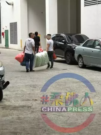 小車禍大衝突, 60大漢圍毆3人 !