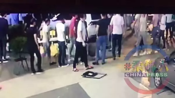 小車禍大衝突, 60大漢圍毆3人 !