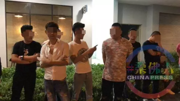 小車禍大衝突, 60大漢圍毆3人 !