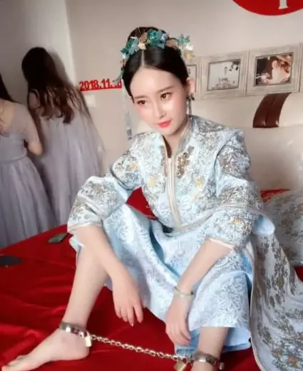新娘撩裙子不是重點,背後的伴娘既然背影贏天下,為何回頭?