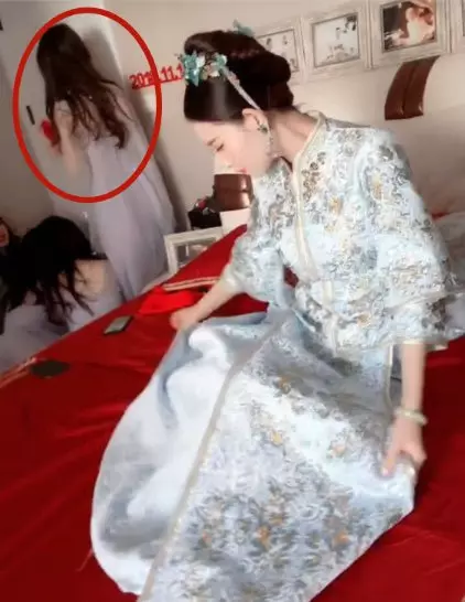 新娘撩裙子不是重點,背後的伴娘既然背影贏天下,為何回頭?
