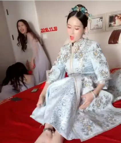新娘撩裙子不是重點,背後的伴娘既然背影贏天下,為何回頭?