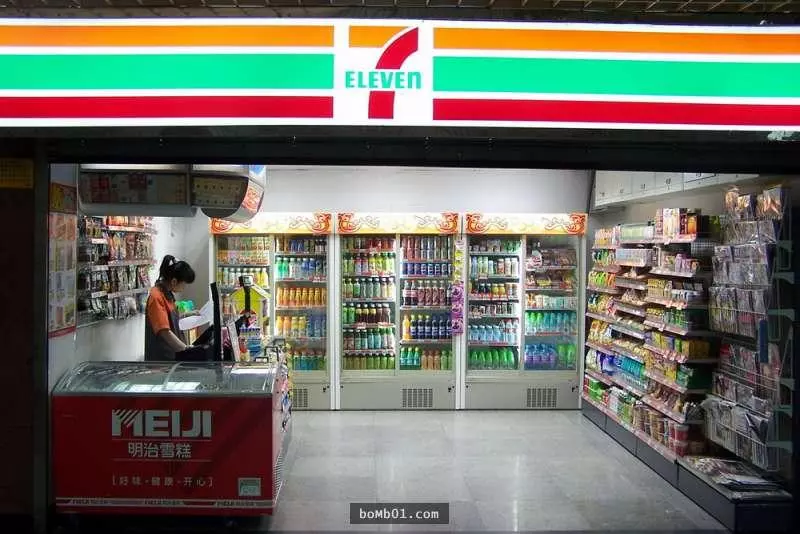 醉客凌晨誤闖小7點「雙層牛肉堡、薯條可樂加大」,店員超神的反應讓大家都跪了啊!