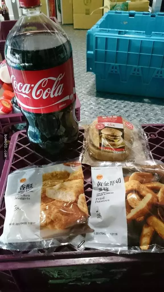 醉客凌晨誤闖小7點「雙層牛肉堡、薯條可樂加大」,店員超神的反應讓大家都跪了啊!