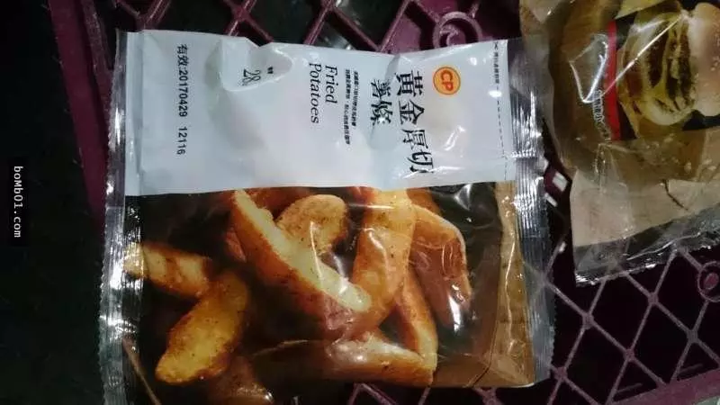 醉客凌晨誤闖小7點「雙層牛肉堡、薯條可樂加大」,店員超神的反應讓大家都跪了啊!