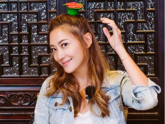 應采兒帶兒子逛街,小暖男自己拎包試鞋,網友卻在關注采兒的肚子
