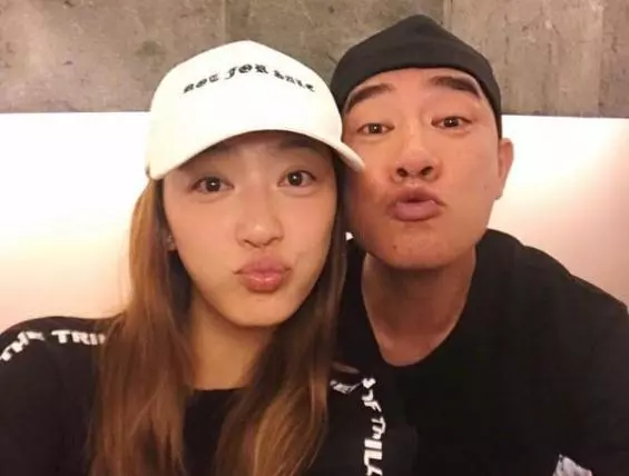 應采兒帶兒子逛街,小暖男自己拎包試鞋,網友卻在關注采兒的肚子
