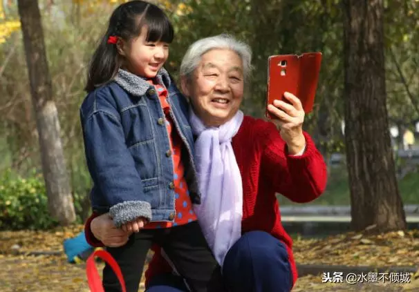 婆婆:我只養兒子不看孫子,5年後,媳婦:養老院大門開著呢