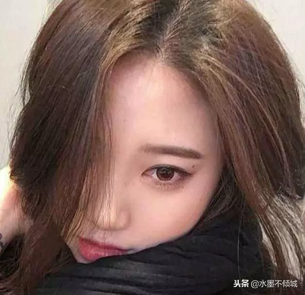 她離婚後一次都沒回去看過兒子,15年後回去送錢,前夫拒絕了