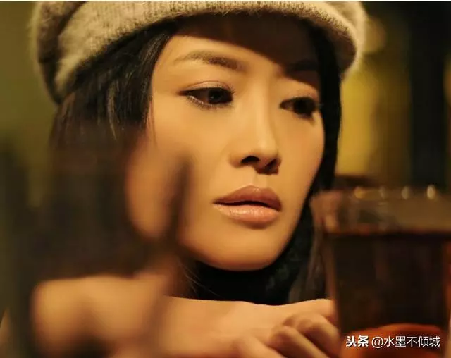 她離婚後一次都沒回去看過兒子,15年後回去送錢,前夫拒絕了