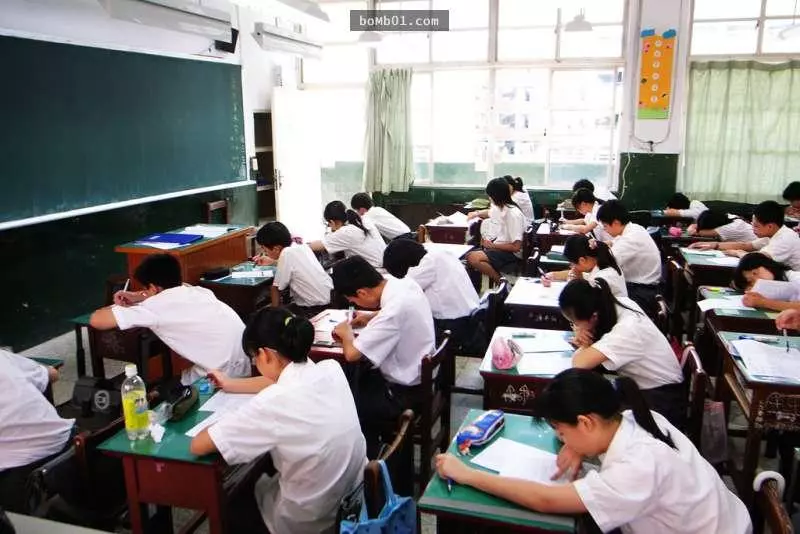 台灣議員PO出一張聯絡簿照片時沒人覺得有異,但是仔細再看才驚覺「現在的國中教育有多變態」!