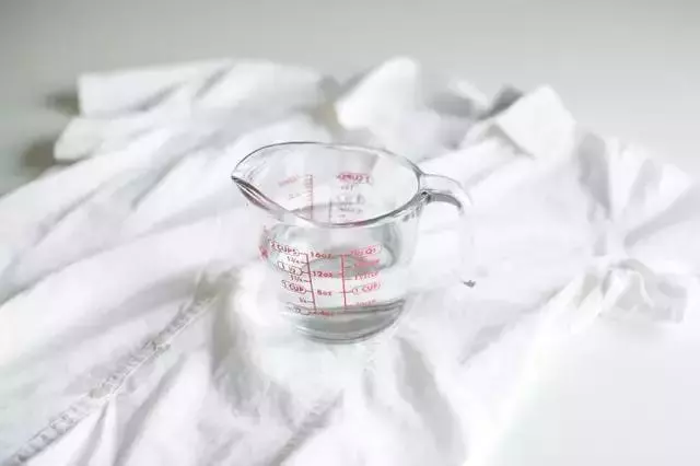 洗衣服忘了掏紙巾,紙屑沾滿衣物?教你一招3分鐘去除紙屑,超實用