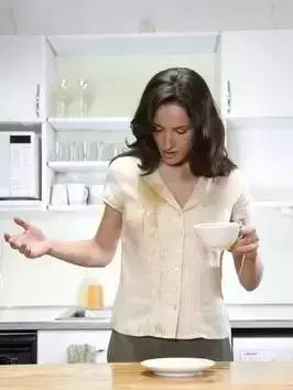 洗衣服忘了掏紙巾,紙屑沾滿衣物?教你一招3分鐘去除紙屑,超實用