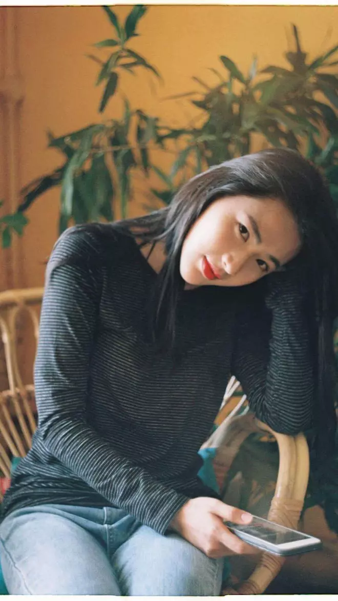 天使下凡級美貌!長髮正妹「做指甲甜笑15秒影片」爆紅 本尊被神出網暴動喊:「越南劉亦菲!」
