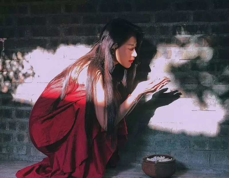 天使下凡級美貌!長髮正妹「做指甲甜笑15秒影片」爆紅 本尊被神出網暴動喊:「越南劉亦菲!」