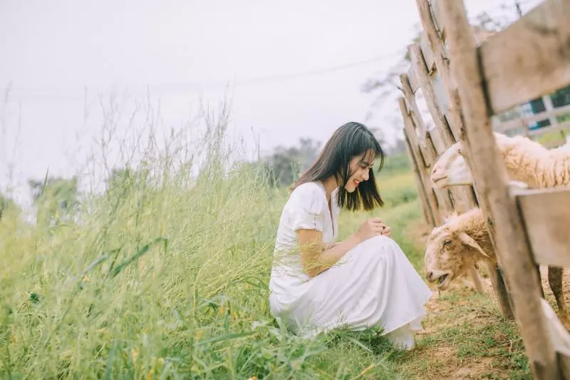 天使下凡級美貌!長髮正妹「做指甲甜笑15秒影片」爆紅 本尊被神出網暴動喊:「越南劉亦菲!」
