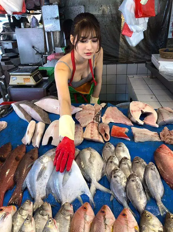 【史上最美「魚販」!】低胸正妹菜市場賣魚網路爆紅!網友跪求地址要組團去買魚!