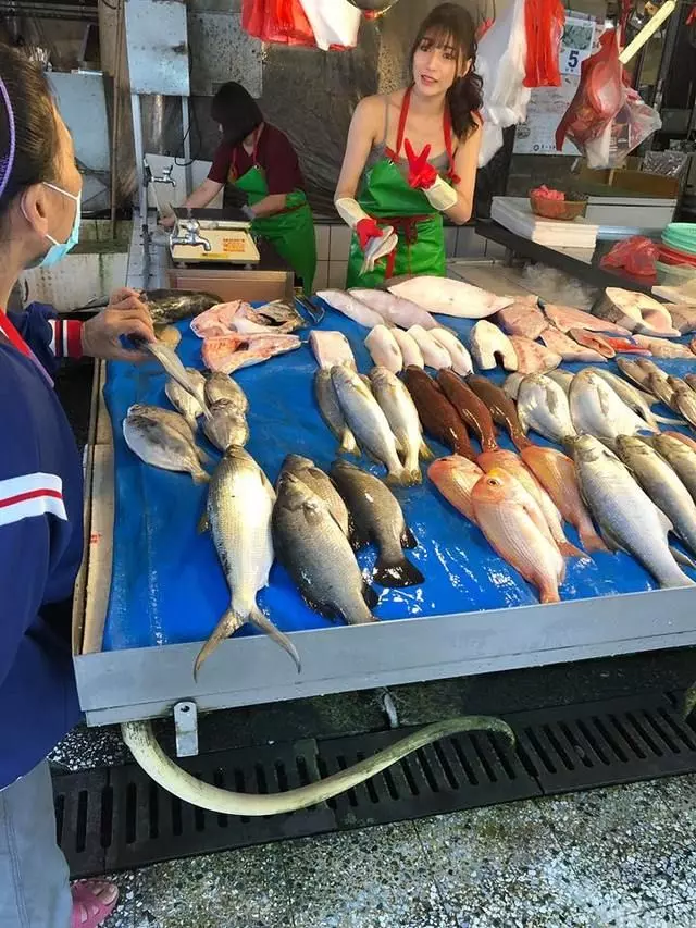 【史上最美「魚販」!】低胸正妹菜市場賣魚網路爆紅!網友跪求地址要組團去買魚!