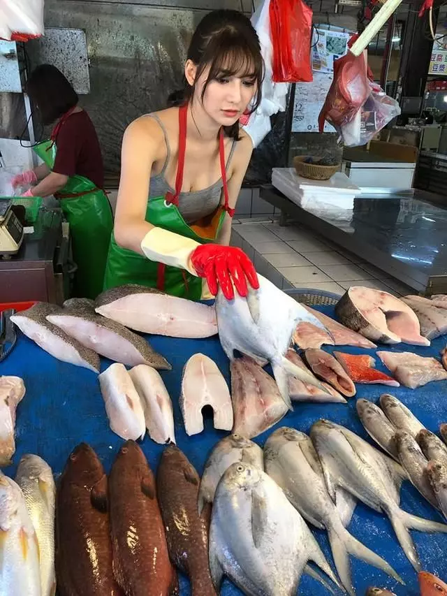 【史上最美「魚販」!】低胸正妹菜市場賣魚網路爆紅!網友跪求地址要組團去買魚!