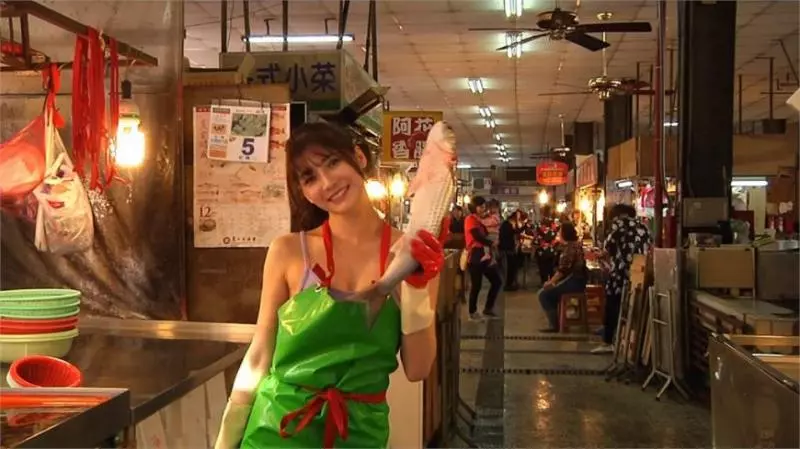 【史上最美「魚販」!】低胸正妹菜市場賣魚網路爆紅!網友跪求地址要組團去買魚!