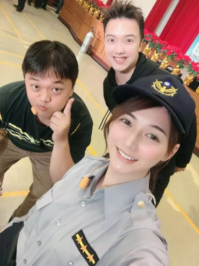【史上最美「魚販」!】低胸正妹菜市場賣魚網路爆紅!網友跪求地址要組團去買魚!
