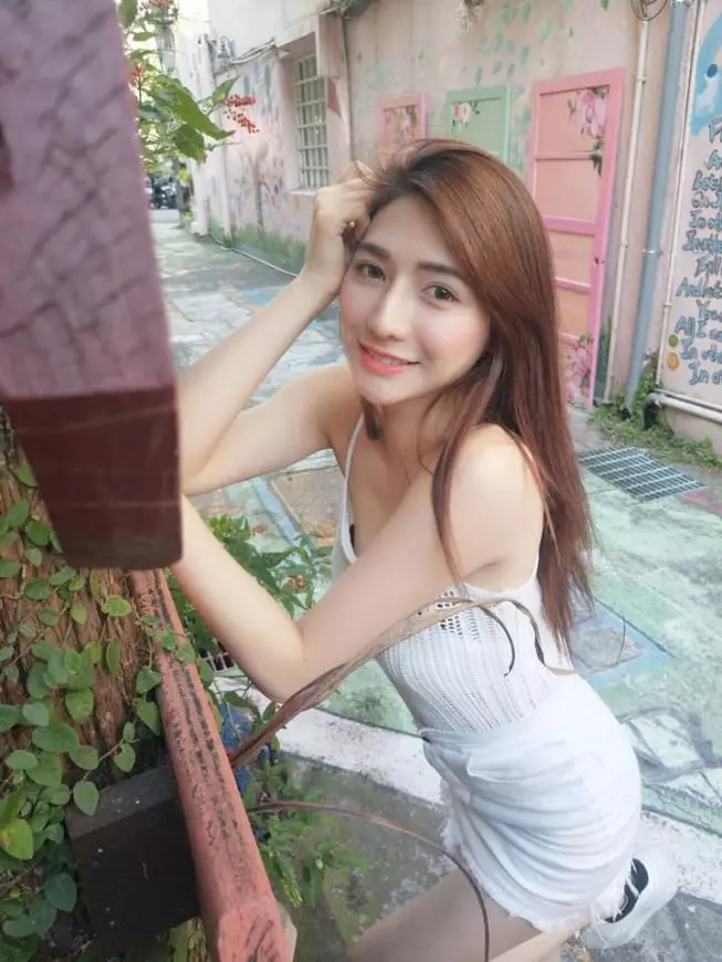 【史上最美「魚販」!】低胸正妹菜市場賣魚網路爆紅!網友跪求地址要組團去買魚!