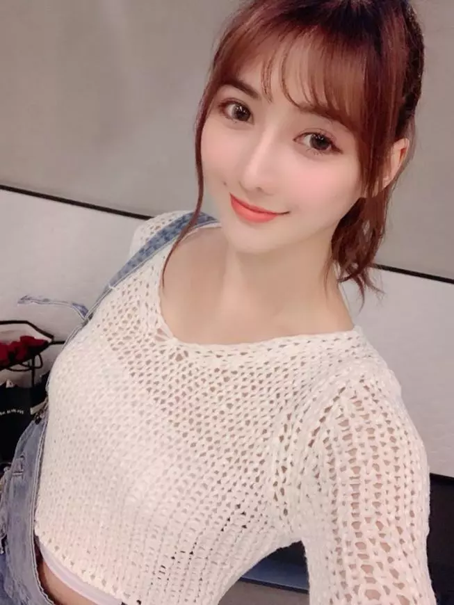 【史上最美「魚販」!】低胸正妹菜市場賣魚網路爆紅!網友跪求地址要組團去買魚!