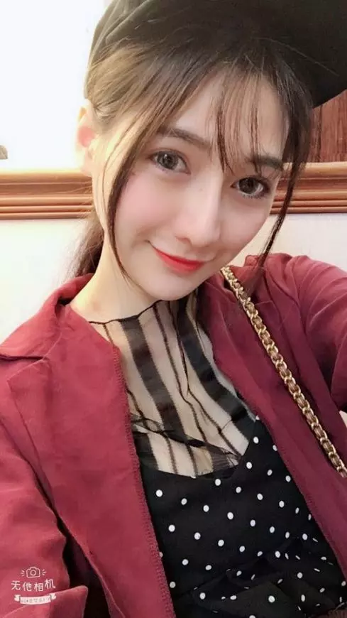 【史上最美「魚販」!】低胸正妹菜市場賣魚網路爆紅!網友跪求地址要組團去買魚!