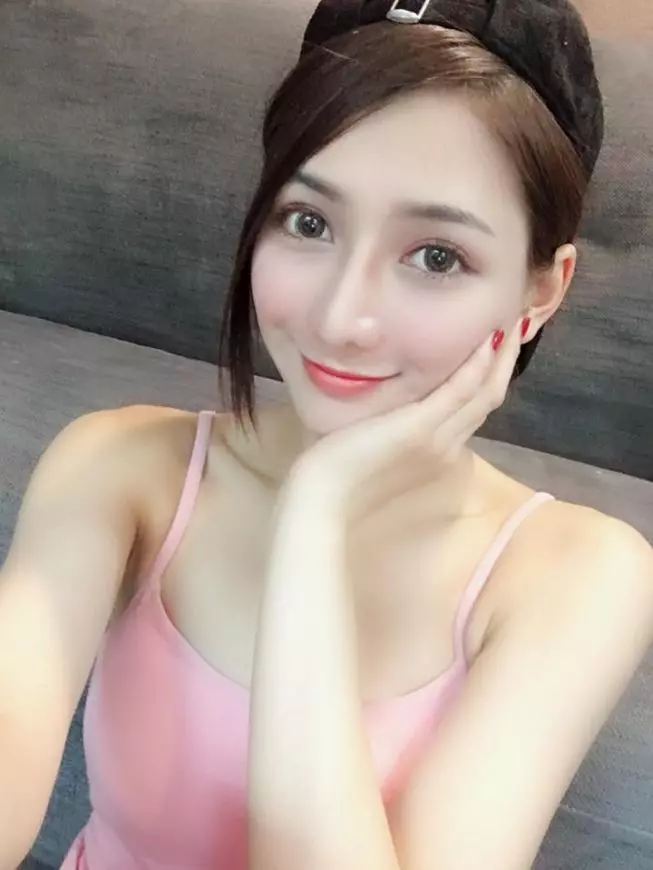 【史上最美「魚販」!】低胸正妹菜市場賣魚網路爆紅!網友跪求地址要組團去買魚!