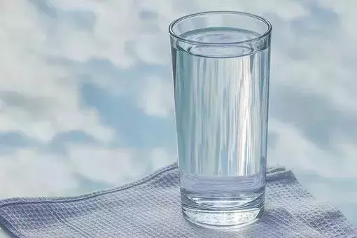 水杯選不對,喝水都危險!六種材質的水杯,哪個更好